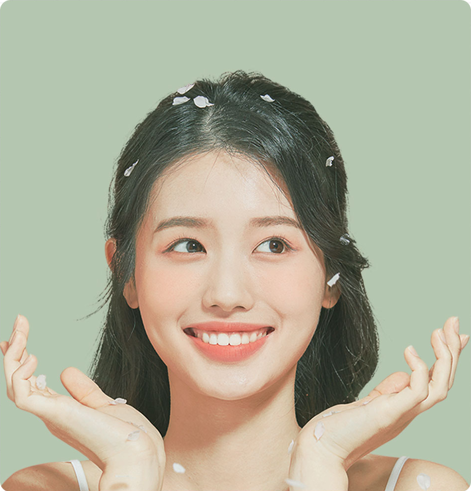 Người mẫu ôm mặt bằng hai tay - lo lắng về độ đàn hồi và tình trạng chảy xệ của da