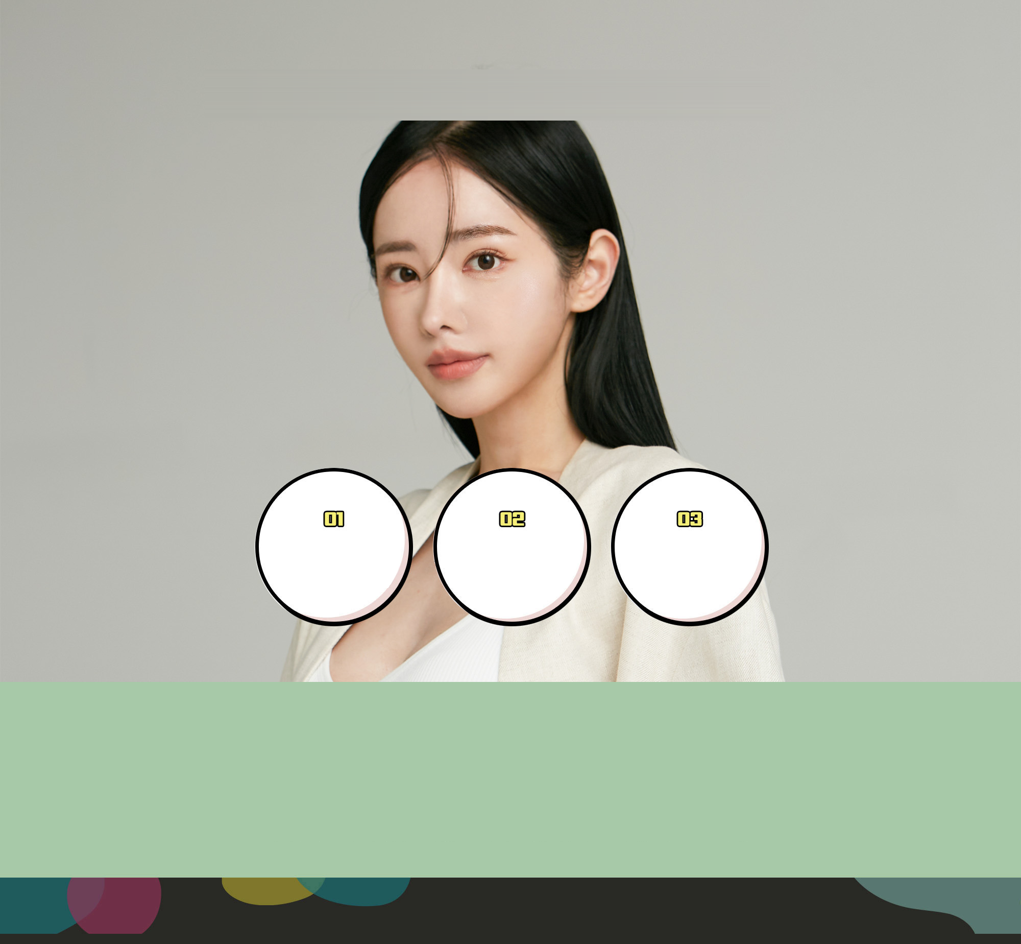 Ảnh người mẫu trước nền xám sáng, ba vòng tròn trắng trống có viền đen và huy hiệu số màu vàng, cùng bảng màu xanh nhạt ở phía dưới