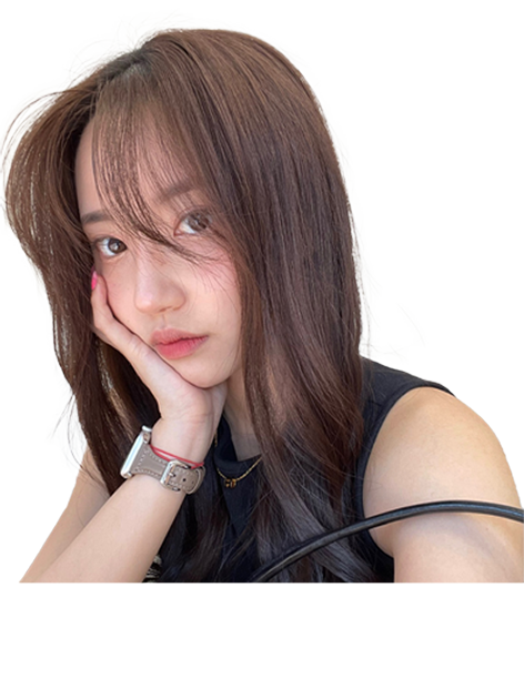 Đối tượng phẫu thuật chỉnh mũi đầu chúi — người mẫu đang chạm vào mũi với vẻ băn khoăn